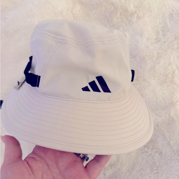 NWT adidas white Bucket Hat display picture 1